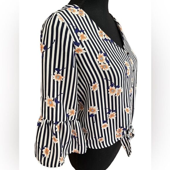 Sienna Sky navy blue/white striped tie front floral top size S - Picture 4 of 6